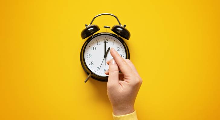 شخص يعدل عقارب الساعة "تعبيرية"