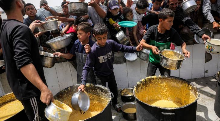 أفراد في قطاع غزة يحاولون الحصول على حصص من الطعام