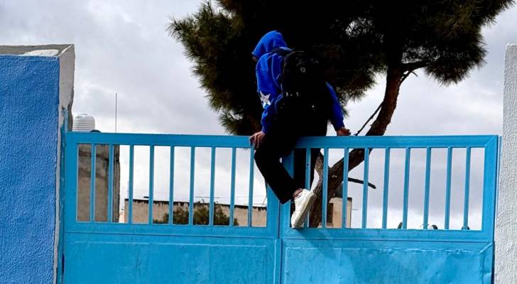 طالب يحاول التسرب من إحدى المدارس - أرشيفية
