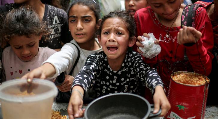 طفلة في قطاع غزة تنتظر دورها للحصول على القليل من الطعام