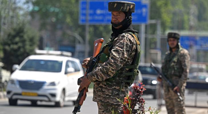 جنود عسكريين هنود يقفون حراسا على طول أحد الشوارع في سريناغار "أ ف ب"