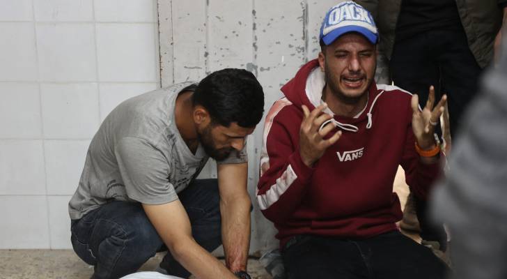 فلسطيني يبكي أحد أفراد عائلته في قطاع غزة