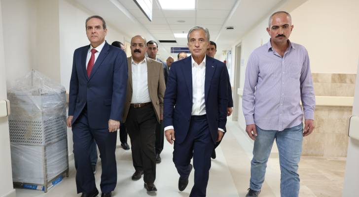 رئيس الوزراء جعفر حسان خلال زيارته مواقع في إربد