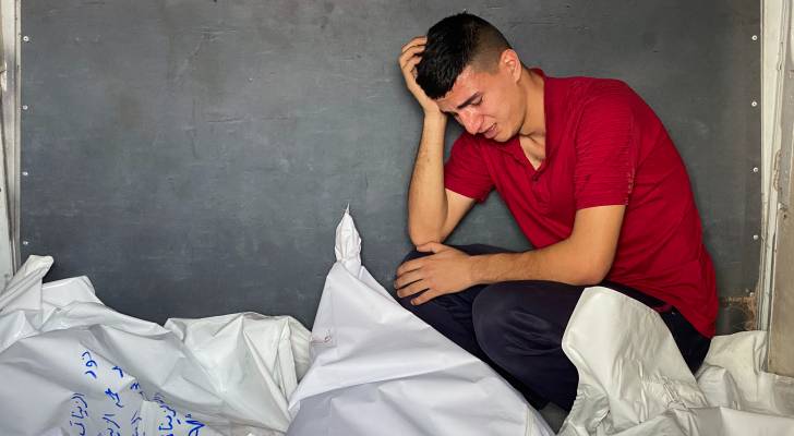 فلسطيني يبكي أفراد من عائلته في غزة