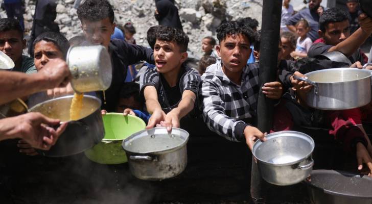 أطفال في قطاع غزة يبحثون عن الطعام