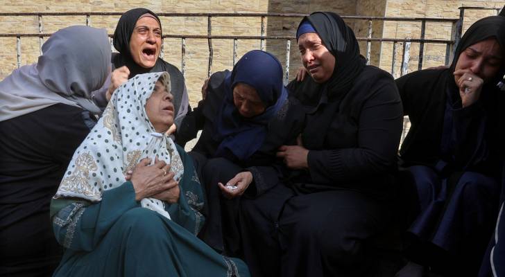 نساء فلسطينيات يودعن أحباءهن بمدينة غزة