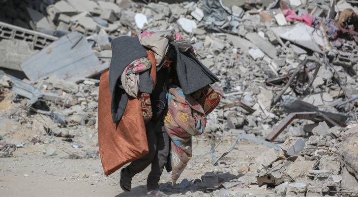 فلسطيني يبحث عن مأوى آمن في قطاع غزة