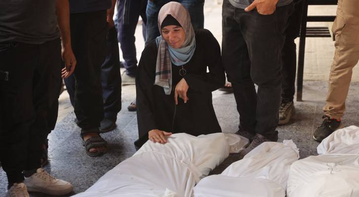 فلسطينية تبكي أفاد من عائلتها في غزة