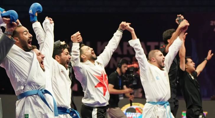 لاعبو المنتخب الوطني يحتفلون بالفوز