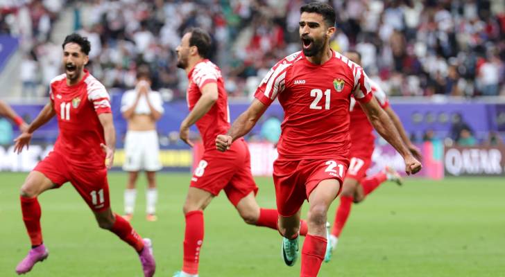لاعب المنتخب الوطني نزار الرشدان يحتفل بهدف سابق في مرمى العراق