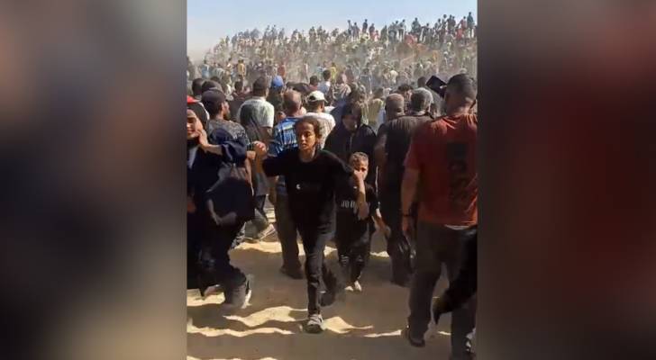 توافد الفلسطينيين لمركز توزيع المساعدات