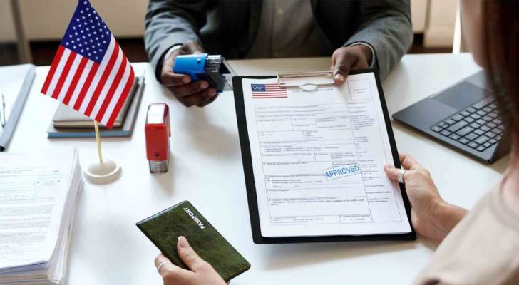 الولايات المتحدة تعلق إصدار تأشيرات الطلاب الأجانب