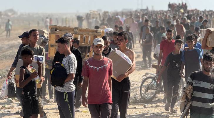 نازحون فلسطينيون يتلقون طرودا غذائية من مؤسسة مدعومة أمريكيا تتعهد بتوزيع مساعدات إنسانية