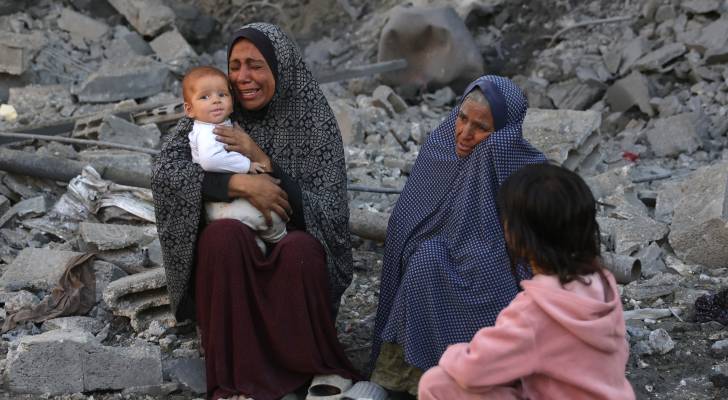 سيدات في غزة يبكين بعد فقدان أحبائهم بعدوان الاحتلال
