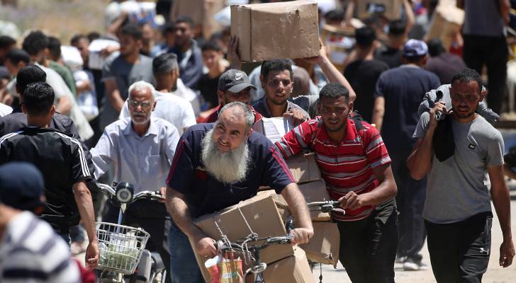 أفراد من قطاع غزة يحاولون الحصول على المساعدات
