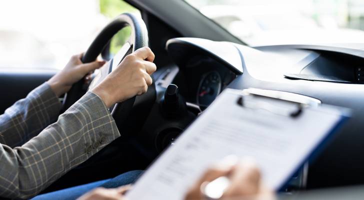 إعلان هام من إدارة ترخيص السواقين والمركبات بشأن تعديل مواعيد فحص القيادة