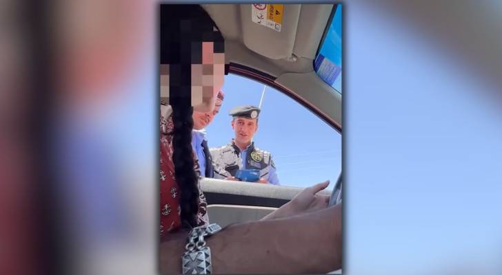 ترحاب صادق.. رواد التواصل الاجتماعي يُثمنون لطف رجال الأمن العام مع سائحين.. فيديو