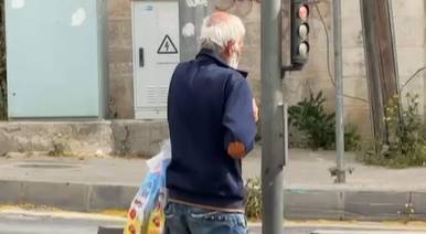 الشخص الذي ظهر يدعي الإعاقة للتسول