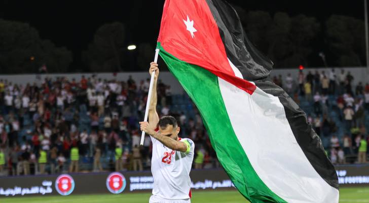 اللاعب إحسان حداد يرفع علم الأردن في أرض الملعب "أرشيفية"