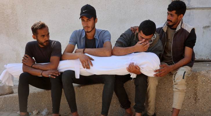 أكثر من 54 ألف شهيد: الوضع الإنساني في غزة يتدهور مع استمرار القصف المكثف