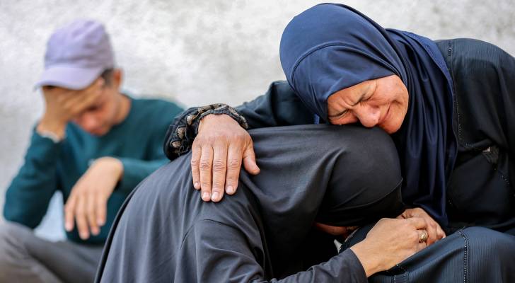 سيدات فلسطينيات يبكين أفراد من عائلاتهم في غزة