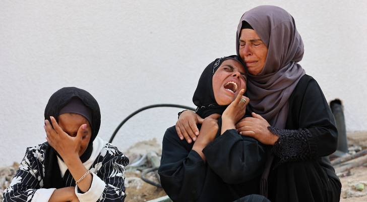 سيدات يبكين بحرقة أثناء تشييع أحد أقاربهن بغزة