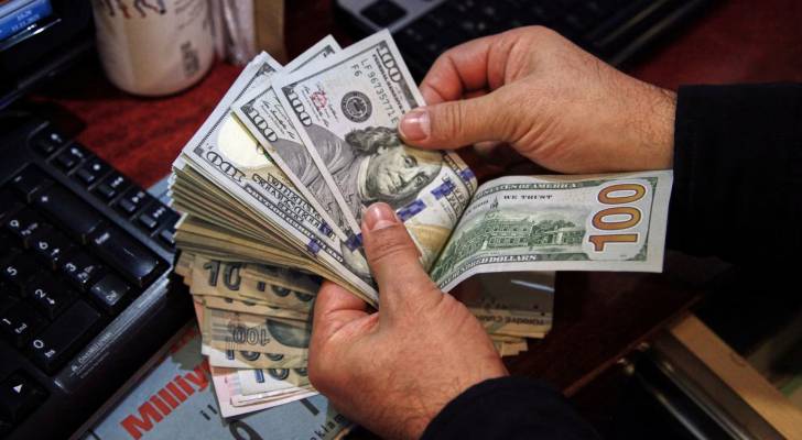 الدولار الأمريكي يحافظ على مكاسبه وسط تصاعد التوتر بين إيران والاحتلال الإسرائيلي