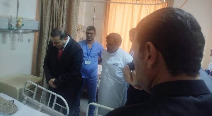 محافظ الزرقاء يتفقد مصابي حادثة "الجسم الغريب" في الأزرق