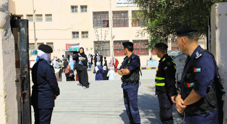 طالبة ثانوية عامة أثناء خروجها من قاعة الامتحان