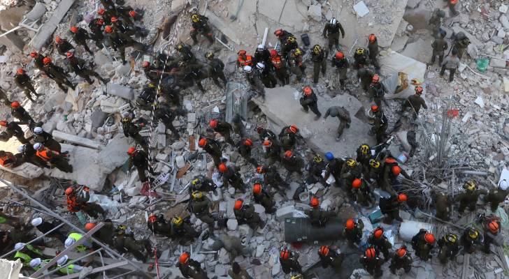فرق إنقاذ للاحتلال في موقع سقوط صواريخ إيرانية