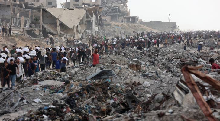 فلسطينيون يتوافدون للحصول على مساعدات في غزة