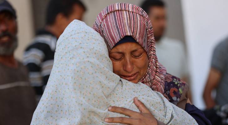 فلسطينيات ينعين أقاربهن أمام مستشفى الشفاء في مدينة غزة