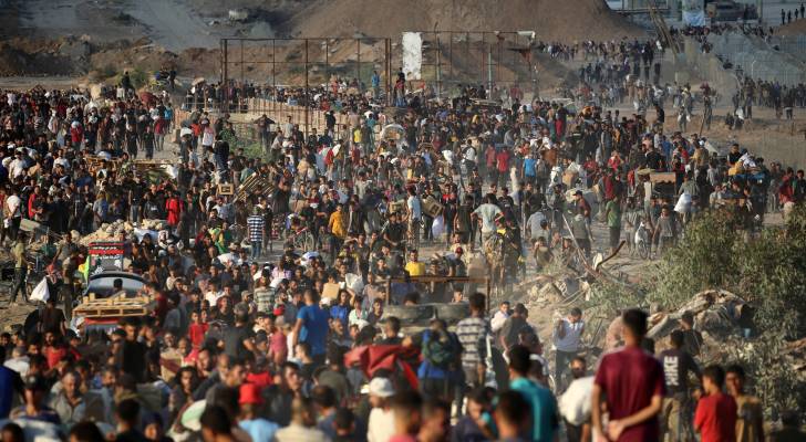فلسطينيون في قطاع غزة قرب مراكز المساعدات