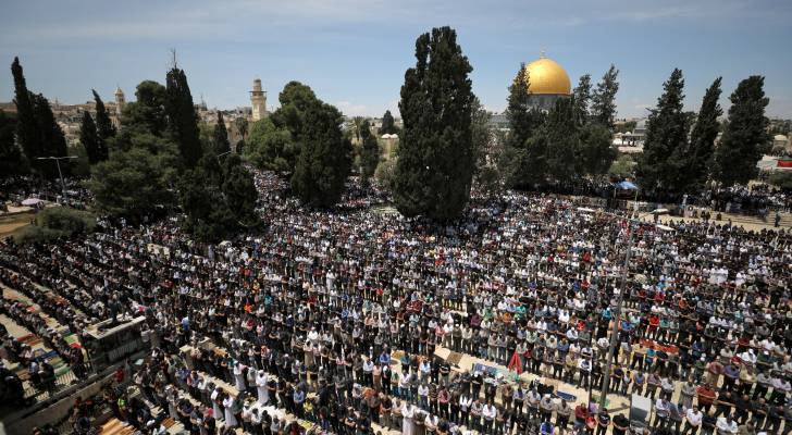 مصلون يؤدون صلاة الجمعة في المسجد الأقصى المبارك
