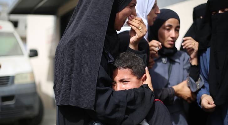 عائلة فلسطينية تبكي أحد أفرادها في غزة