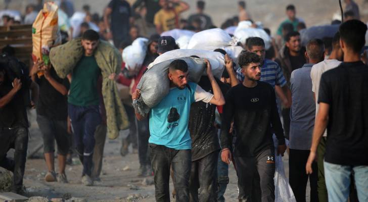فلسطينيون في مواقع توزيع المساعدات
