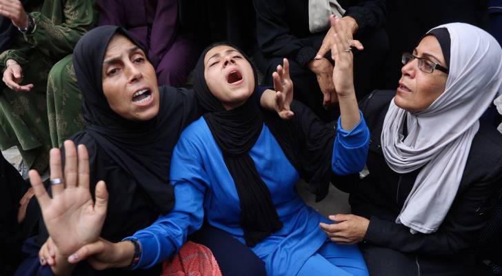 فلسطينية تبكي أحد أفراد عائلتها في غزة