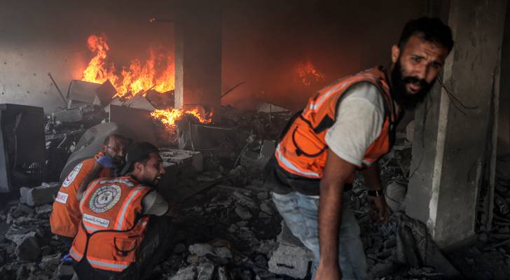 فرق الإنقاذ تحاول اطفاء النيران جراء قصف الاحتلال في غزة