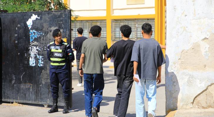 طلبة التوجيهي يتقدمون للامتحان