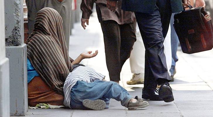 متسولة في أحد الشوارع "تعبيرية"