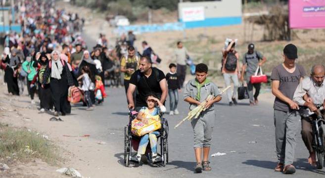 نزوح عائلات فلسطينية في غزة