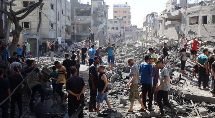 دمار عقب غارة للاحتلال الإسرائيلي على مخيم البريج في وسط قطاع غزة