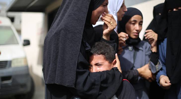 فلسطينيون في مستشفى شهداء الأقصى في دير البلح وسط قطاع غزة