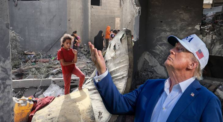 أطفال فلسطينيون بين أنقاض منزل سكني في دير البلح وسط قطاع غزة