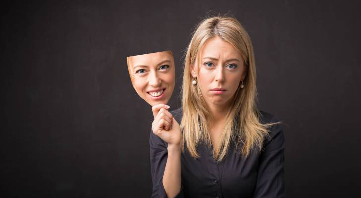 ابتسم.. لكن احذر، فالابتسامة قد تخفي خلفها اكتئابًا صامتًا!!