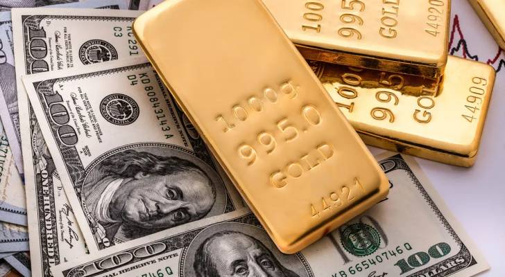 سبائك ذهبية فوق الدولار - تعبيرية
