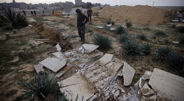 الاحتلال ينبش مقابر في غزة