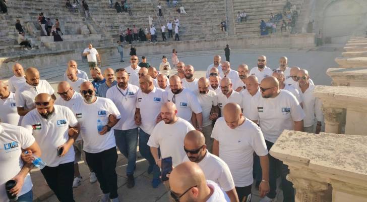 "صلعان الأردن" في جولة سياحية بجبل القلعة والمدرج الروماني.. فيديو