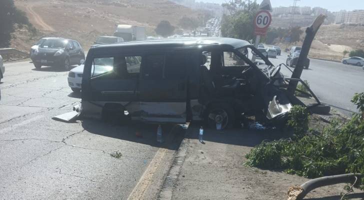 حادث تدهور باص على شارع الأردن