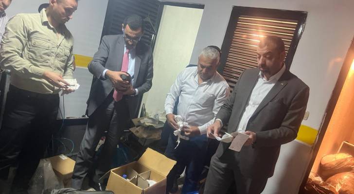 الغذاء و الدواء تداهم شقة سكنية لتصنيع مستحضرات التجميل بشكل مخالف